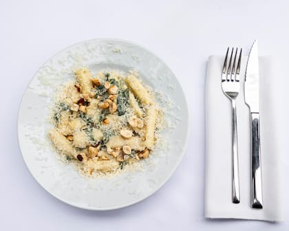 Agnolotti de ricota, dátiles y avellanas