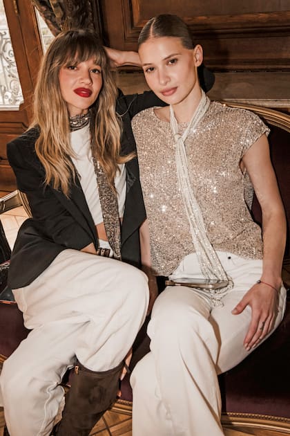 Agostina Barbagelata y Francesca Ribero dijeron presente con looks que combinaron brillo, sastrería relajada y tonos claros, en una apuesta elegante y canchera