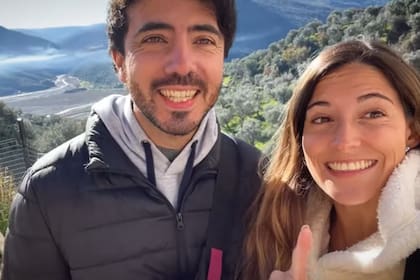Agostina Gil Farina y Leandro Chavarría emigraron de la Argentina y muestran todas sus historias en el Instagram @dosartistasviajeros