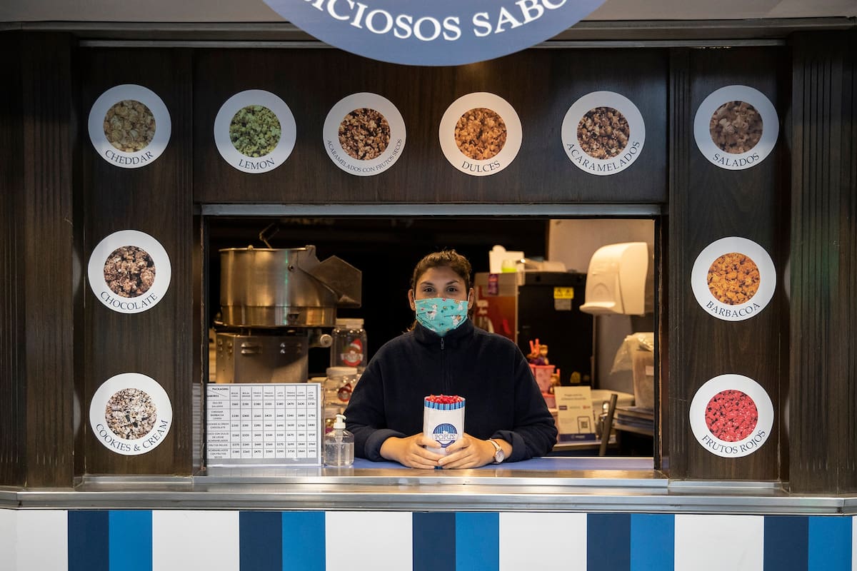 Agostina Gonzalez es encargada del cinemacity General Paz, pero trabaja vendiendo pochoclos por una ventana que abrieron en el cine. A nivel nacional los cines permanecen cerrados por restricciones frente a la pandemia Covid-19