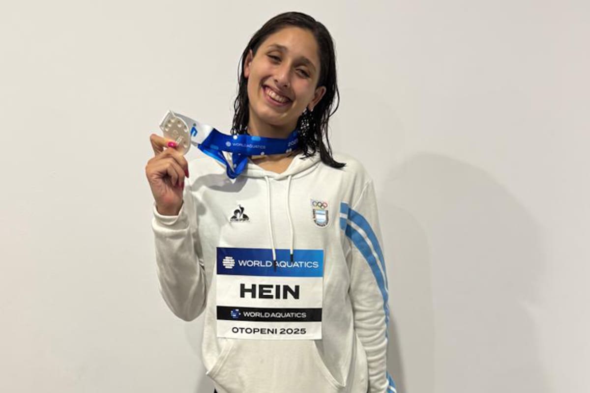Agostina Hein, con la medalla plateada de los 800 metros libres del Mundial Juvenil de natación en Rumania