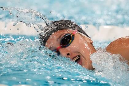 Agostina Hein, de Argentina, compite durante una manga eliminatoria en la prueba de 400 metros libres en los Juegos Olímpicos de París 2024 el sábado 27 de julio, en Nanterre, Francia. (AP Foto/Matthias Schrader)