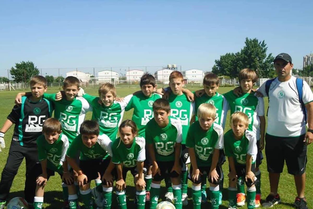 Agostina Holzehier, con el equipo infantil de varones en el que jugaba en Crespo; arriba, quinto de izquierda a derecha, Jabes Saralegui, hoy futbolista de Tigre