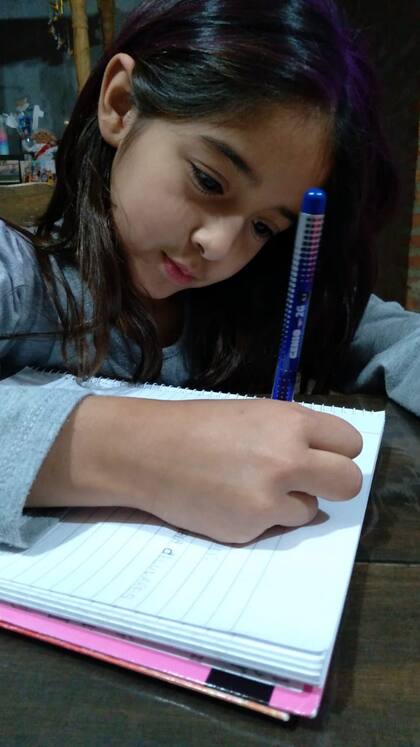 Agostina Luján Azzaro tiene 7 años y vive en La Pampa; está triste porque su madre le contó que por dos semanas no podrá volver a la escuela