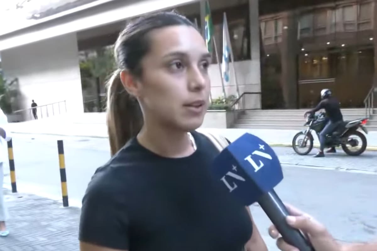 Agostina Páez afuera del Tribunal