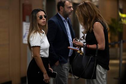 Agostina Paez con su abogada, Carla Junqueira