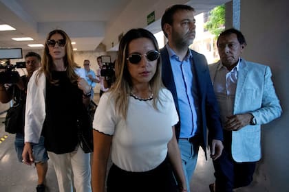 Agostina Páez y su padre, Mariano Páez, durante su llegada al recinto judicial