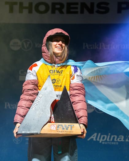 Agostina Vietti con su trofeo de ganadora