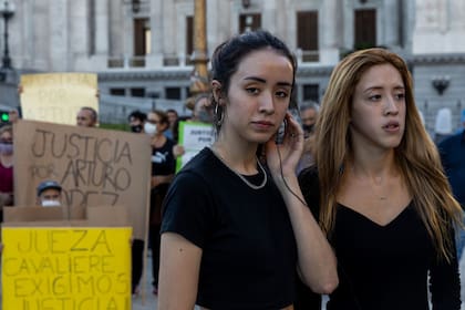 Agostina y Florencia, hijas de Arturo López, encabezaron la concentración en el Congreso