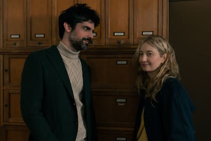 Agostino (Francesco Carril), compañero de trabajo de Marta, se acerca a ella cuando la enfermedad ha modificado su relación con el futuro