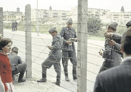 Agosto de 1961: soldados de la República Democrática Alemana junto a la alambrada donde, días después, comenzaría a construirse el Muro de Berlín