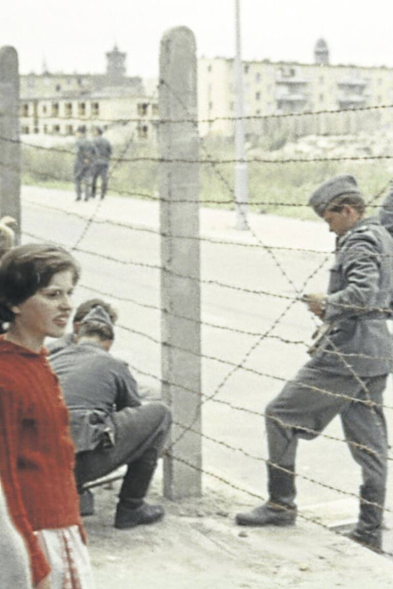 Agosto de 1961: soldados de la República Democrática Alemana junto a la alambrada donde, días después, comenzaría a construirse el Muro de Berlín