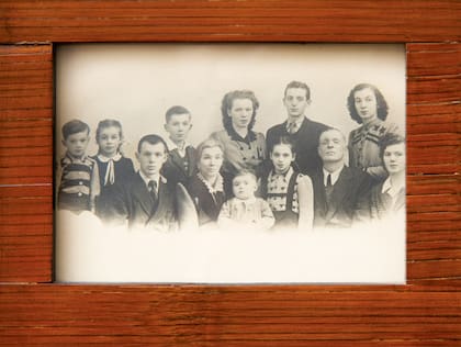 Agosto del 43. Junto a sus padres Costante y Clelia y sus hermanos Benedetto, Margherita, Renato, Maria Grazia, Sergio, Valeria, Luciana, Dimma y Ascario. “Era casi un ritual hacerse este tipo de foto cuando la guerra arreciaba y la familia tenía que dispersarse. Nunca se sabía si iban a estar todos juntos otra vez o si alguno moría”, cuenta Canela.