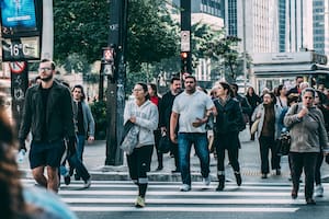 Agradecer a los conductores cuando ceden el paso en una calle tiene una explicación psicológica