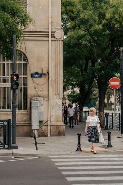 Agradecer reduce el estrés, la tensión y causa placer en quien deja cruzar a la persona por la calle, al igual que quien dice "gracias" con su mano