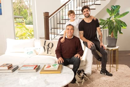 "Agradezco a Dios por la familia que tengo", asegura Cocho López mientras posa junto a su hijo Cochito, su nieto León y Príncipe, una de las mascotas de la casa.