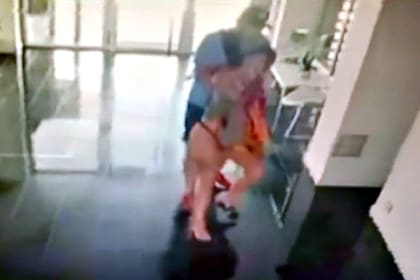 Agredió a su pareja durante las vacaciones y quedó filmado por las cámaras de seguridad