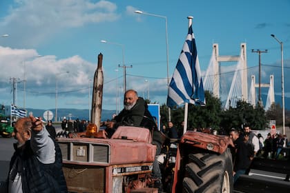 Agricultores bloquean carreteras en Grecia en protesta por costos crecientes y acuerdo UE-Mercosur