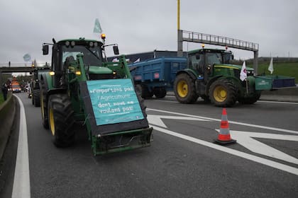 Agricultores bloquean una carretera para protestas el acuerdo entre la UE y el Mercosur, en Velizy-Villacoublay, afuera de París, el 18 de noviembre del 2024. (AP foto/Christophe Ena)