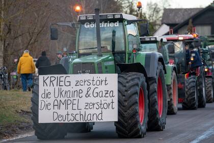 Agricultores con sus tractores se manifiestan en una concentración de la asociación de agricultores contra el gobierno alemán.