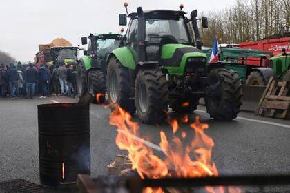 Agricultores cortan una carretera durante una protesta, el 23 de enero de 2024, cerca de Beauvais, en el norte de Francia. (AP Foto/Matthieu Mirville)
