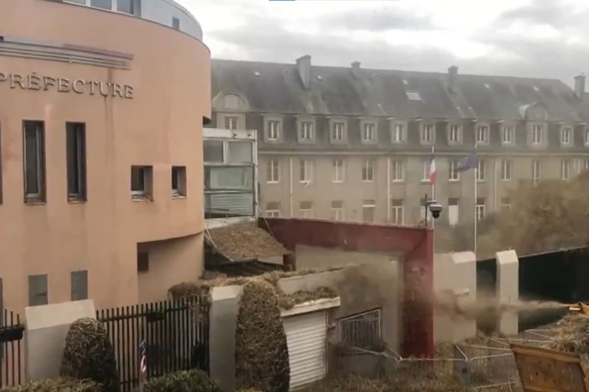 Agricultores franceses rociaron edificios gubernamentales con estiércol por la suba de impuestos
