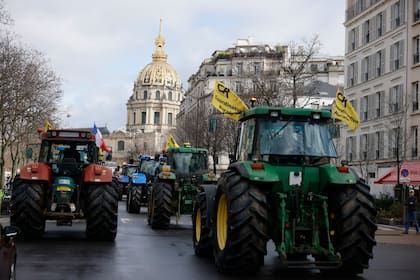 Agricultores manejan sus tractores por las calles de París, el 23 de febrero de 2024. (AP Foto/Thomas Padilla)