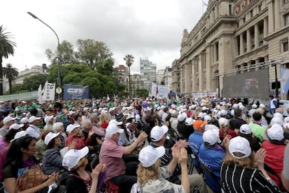 Agrupaciones de jubilados y políticas se manifestaron ayer frente a Tribunales