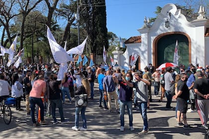 Agrupaciones políticas marchan a favor del presidente Alberto Fernández y el gobierno nacional en Olivos