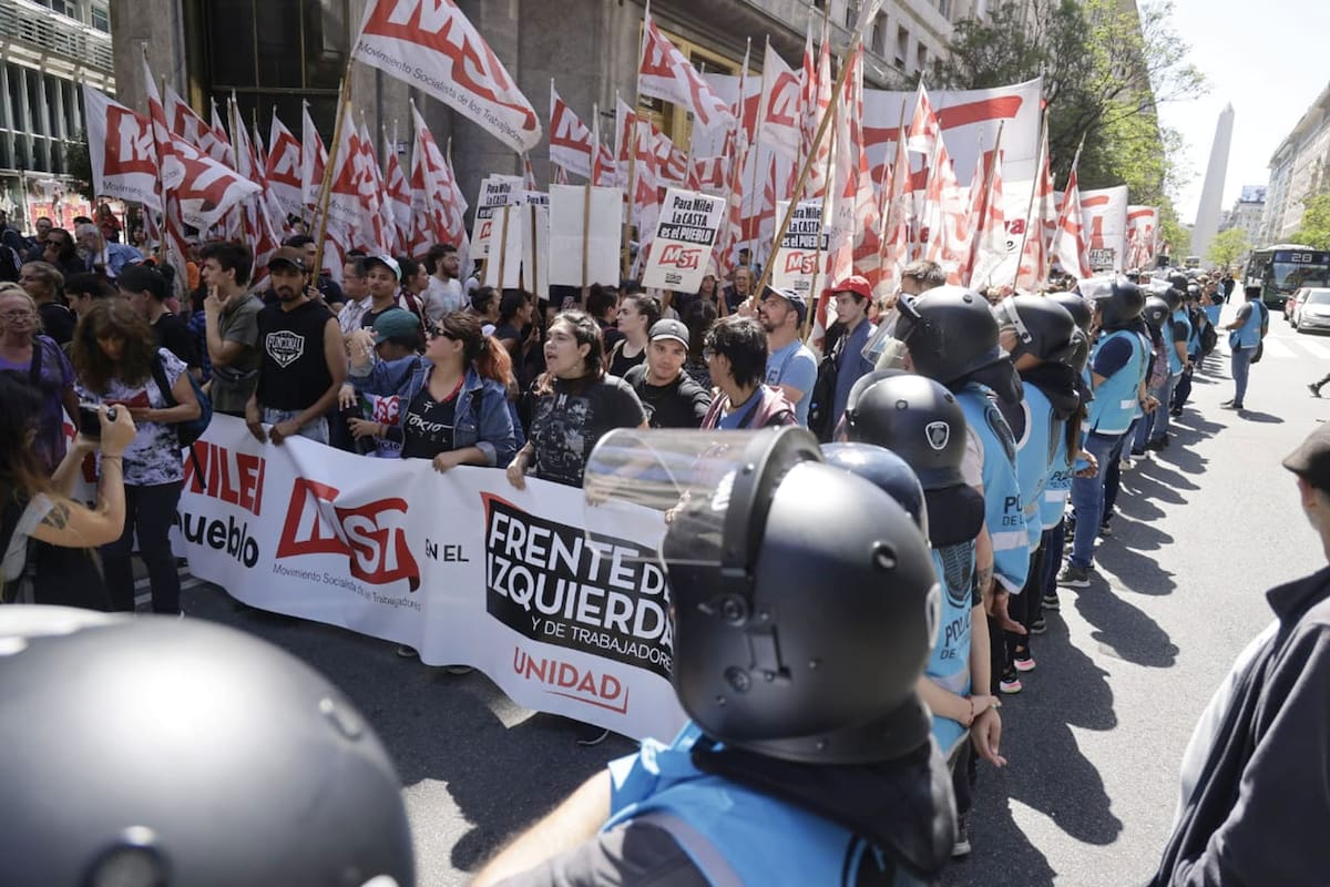 Agrupaciones protestan contra el ajuste en Diagonal Norte y Maipú, el miércoles