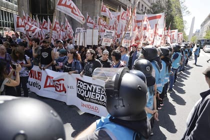 Agrupaciones  protestan contra el ajuste en Diagonal Norte y Maipú, el miércoles