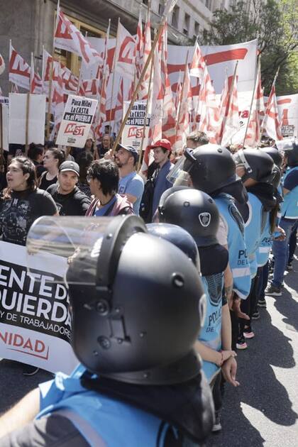 Agrupaciones  protestan contra el ajuste en Diagonal Norte y Maipú