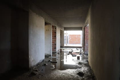 Agua acumulada, moho y estructuras expuestas forman parte del estado actual del edificio destinado a la Escuela Secundaria N°176