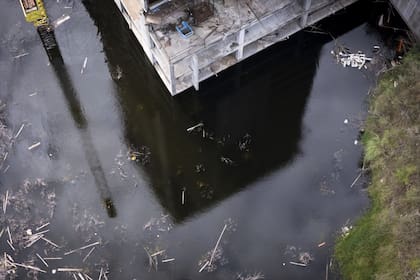 Agua acumulada y riesgo en los cimientos de la torre que quedó paralizada en 2015
