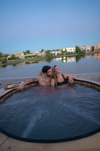 Agua bien caliente -que asemeje a las de una terma-, espacios reducidos y un tonel de madera, las características de los baños japoneses que, no solo limpian, también se usan para relajación. Mery del Cerro y Meme Bouquet en su modelo Hiroki.