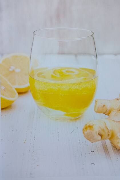 Agua con limón, el ritual de la diseñadora para comenzar el día