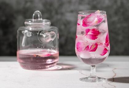 Agua de rosas, un complemento fundamental para la mascarilla natural para favorecer el desarrollo de colágeno