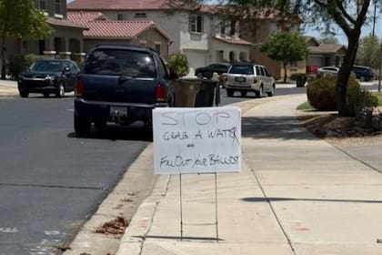 Agua gratis, los carteles que Martin colocó en el frente de su casa