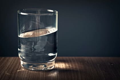 Agua mineral: las diferencias entre natural, gasificada y mineralizada, y qué pasa si se consume a diario