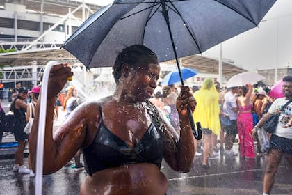 Agua para combatir el calor extremo que azotó a Río