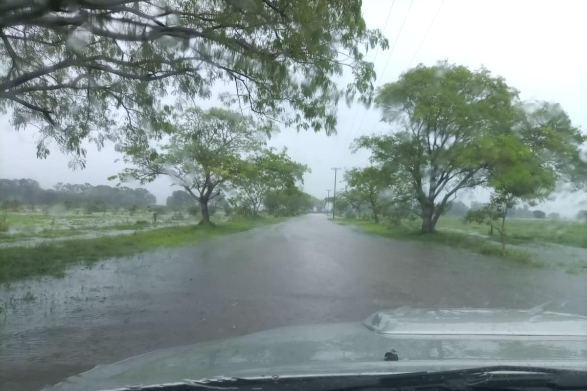 Agua por todas partes. La entrada al establecimiento de Eduardo Carrara