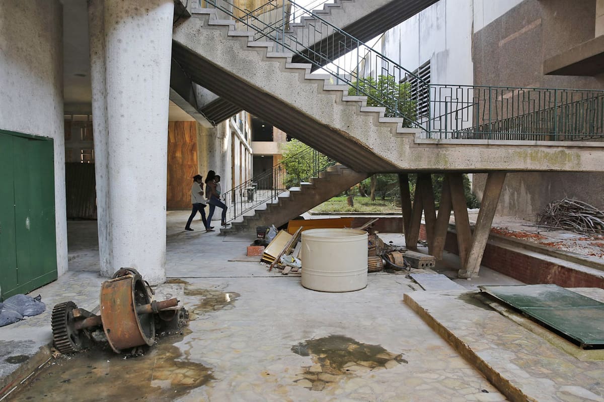 Agua proveniente de filtraciones y un deterioro generalizado saltan a la vista