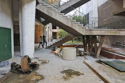 Agua proveniente de filtraciones y un deterioro generalizado saltan a la vista