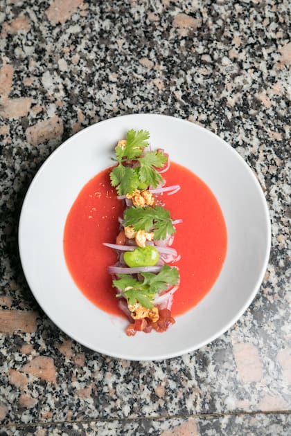 Aguachile de besugo con habas, frutillas y pochoclo.