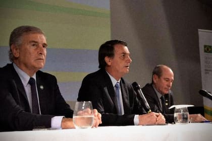 Aguad junto al presidente de Brasil, Jair Bolsonaro y el Ministro de Defensa Fernando Azevedo