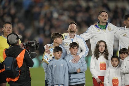 Aguantó el llanto: el momento de entonar el himno, acompañado por sus hijos Thiago, Mateo y Ciro, fue otra postal emotiva de su especial noche.