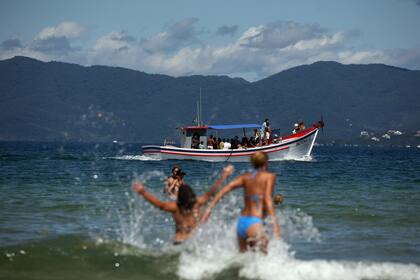 Aguas cálidas y arenas claras atraen a miles de argentinos cada verano a las playas del sur de Brasil, que este año podrían quedar un poco más lejos... al menos para el bolsillo