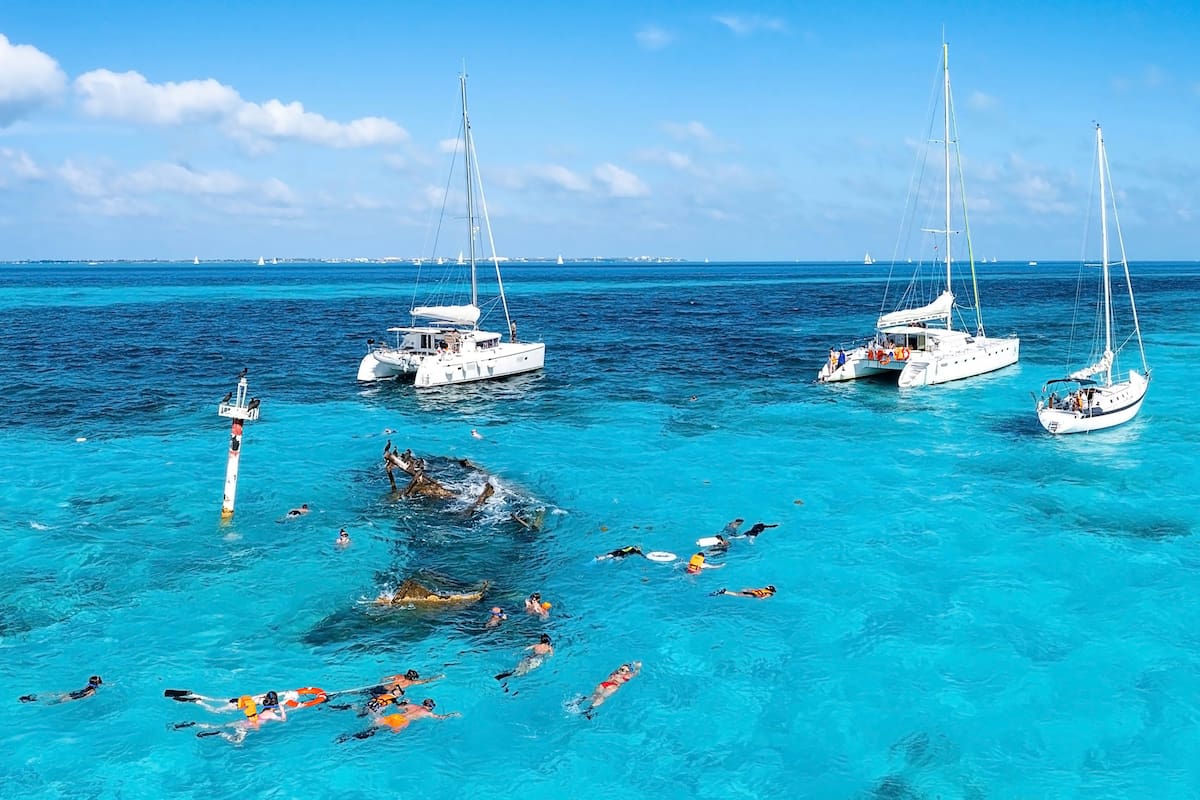 Aguas cálidas y transparentes Las aguas calmas dan la posibilidad de hacer snorkel para descubrir la abundante fauna marina