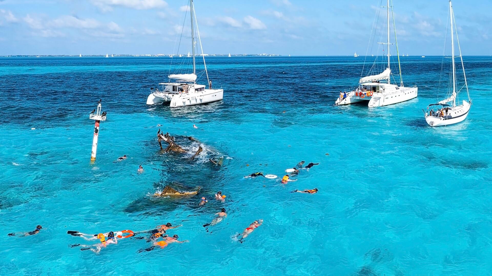 Aguas cálidas y transparentes Las aguas calmas dan la posibilidad de hacer snorkel para descubrir la abundante fauna marina