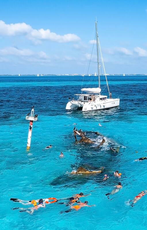 Aguas cálidas y transparentes Las aguas calmas dan la posibilidad de hacer snorkel para descubrir la abundante fauna marina